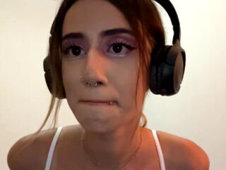 naughty cam girl fingering shaved pussy JulySapphire