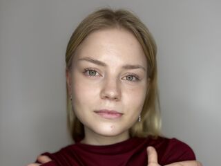 naked camgirl masturbating with vibrator DelenaLabonne