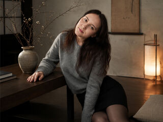 cam girl playing with vibrator DianaGolzen