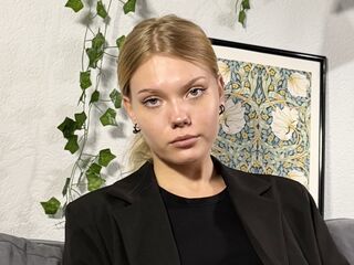 naughty camgirl DonellaAndra