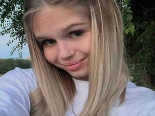 camgirl fingering shaved pussy EricaVon