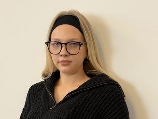 hot cam girl fingering pussy FrancesVirunes