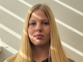 camgirl masturbating with dildo HildaKaaua