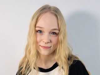 girl shaving pussy KamiMellema