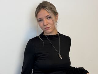 naked cam girl masturbating with dildo KeiraTullier