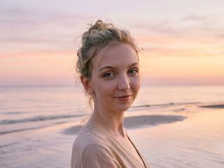 masturbating webcamgirl LivMarquardt