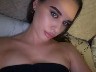 adult cam RhiannonJumper