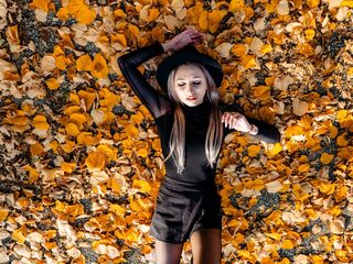 camwhore fingering shaved pussy SerayaRose