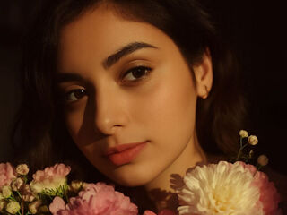 naked camgirl masturbating with vibrator ZaylaAmin